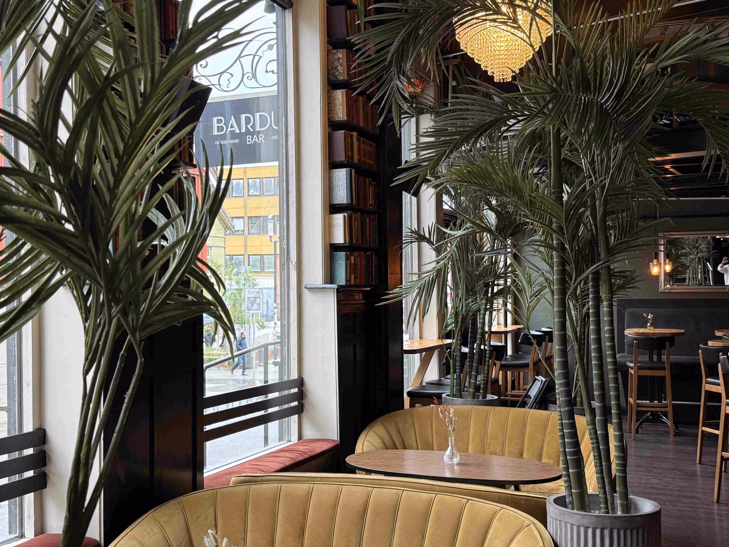 Sitteplasser inn på Bardus