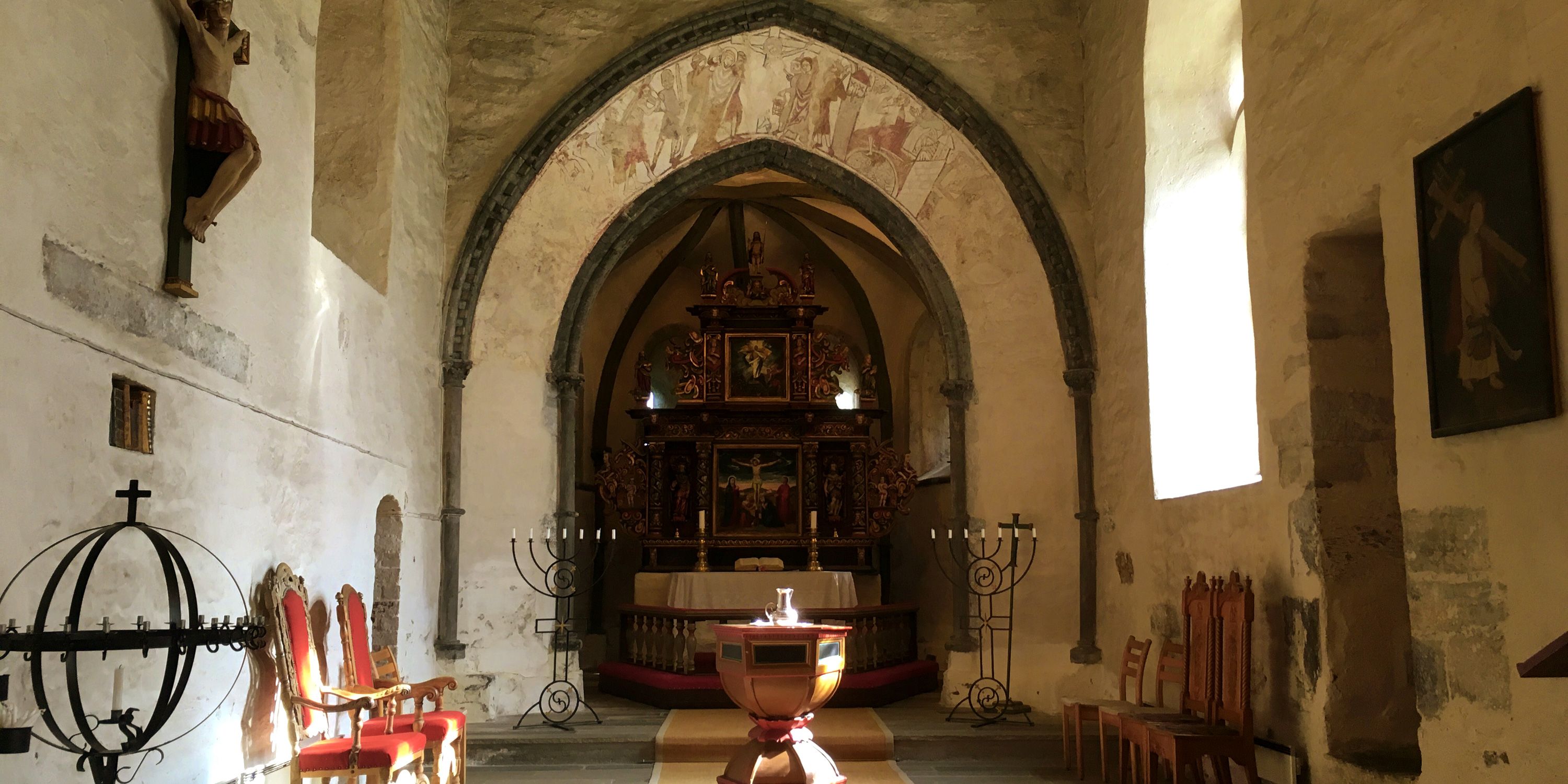 Inne i Alstadhaug kirke - en av 5 middelalderkirker på Innherred