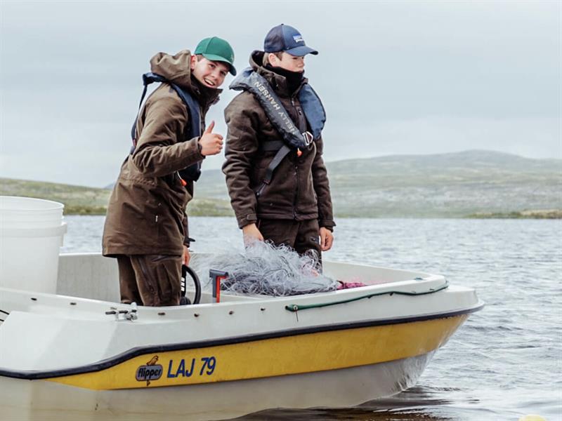 Zwei Jungen in einem kleinen Fischerboot auf dem Halnefjord-See.