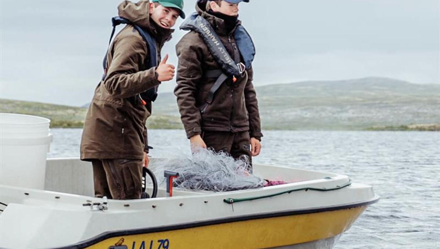 Zwei Jungen in einem kleinen Fischerboot auf dem Halnefjord-See.