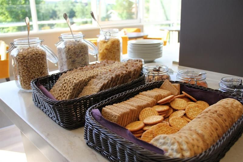 knekkebrød og musli fra frokostbuffet på restaurant Hagestua på Bø Hotell