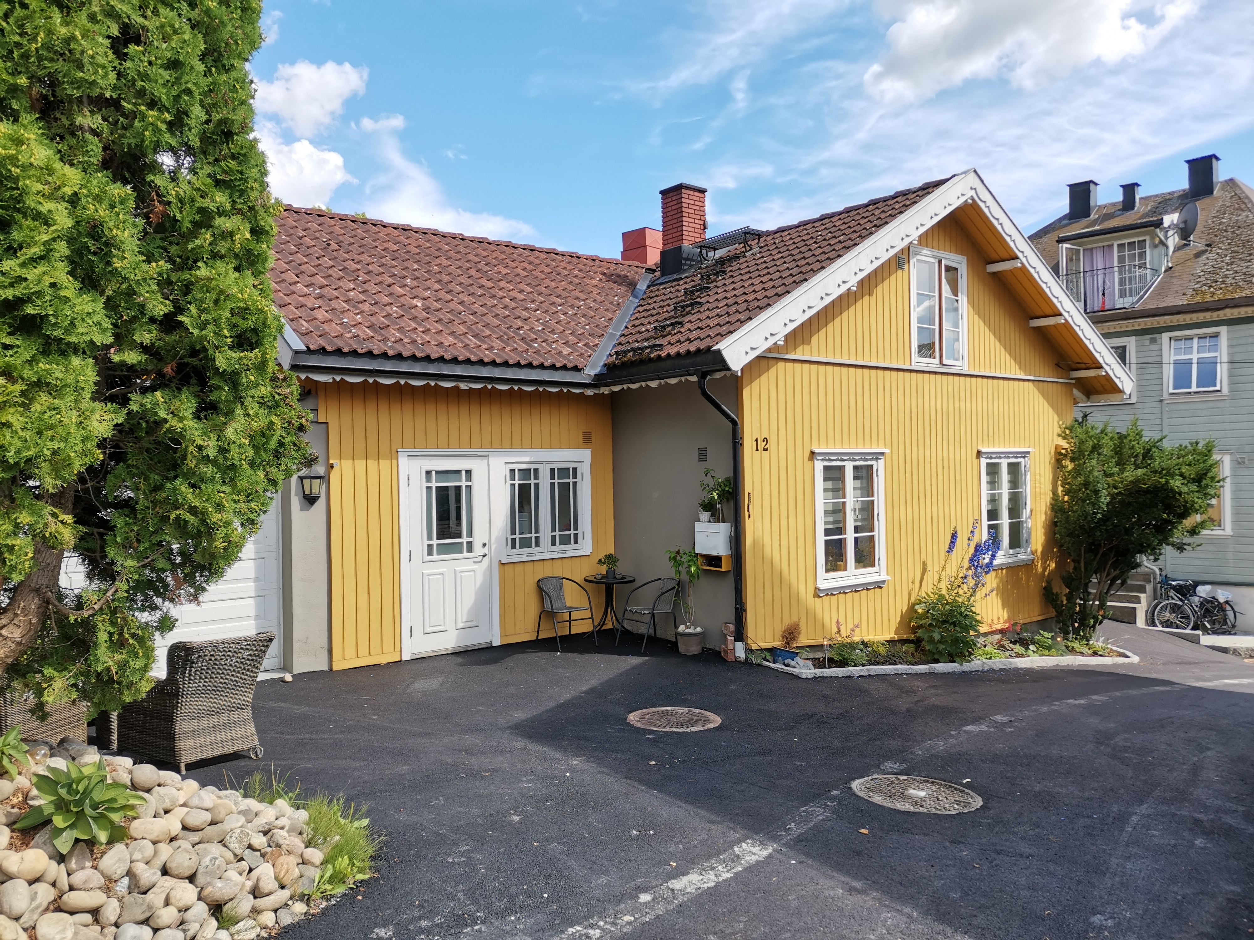 Gult hus med hvite vinduer