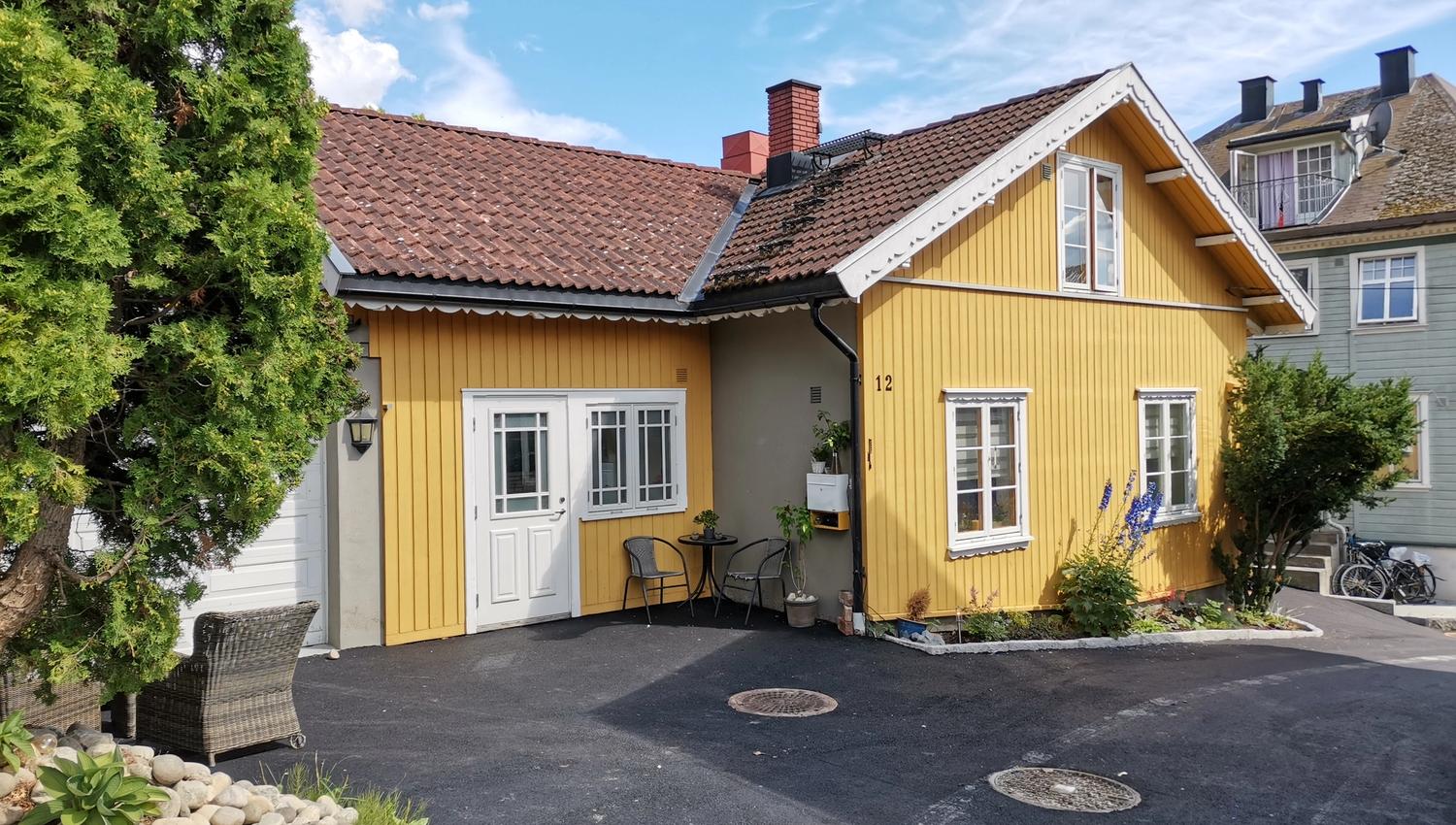 Gult hus med hvite vinduer
