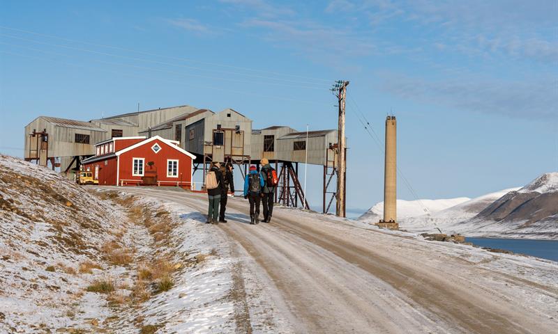 folk på veien mot startpunktet. taubanesentralen ses i bakgrunnen