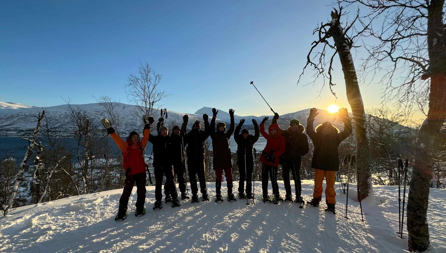 Gruppe glade gjester på truger