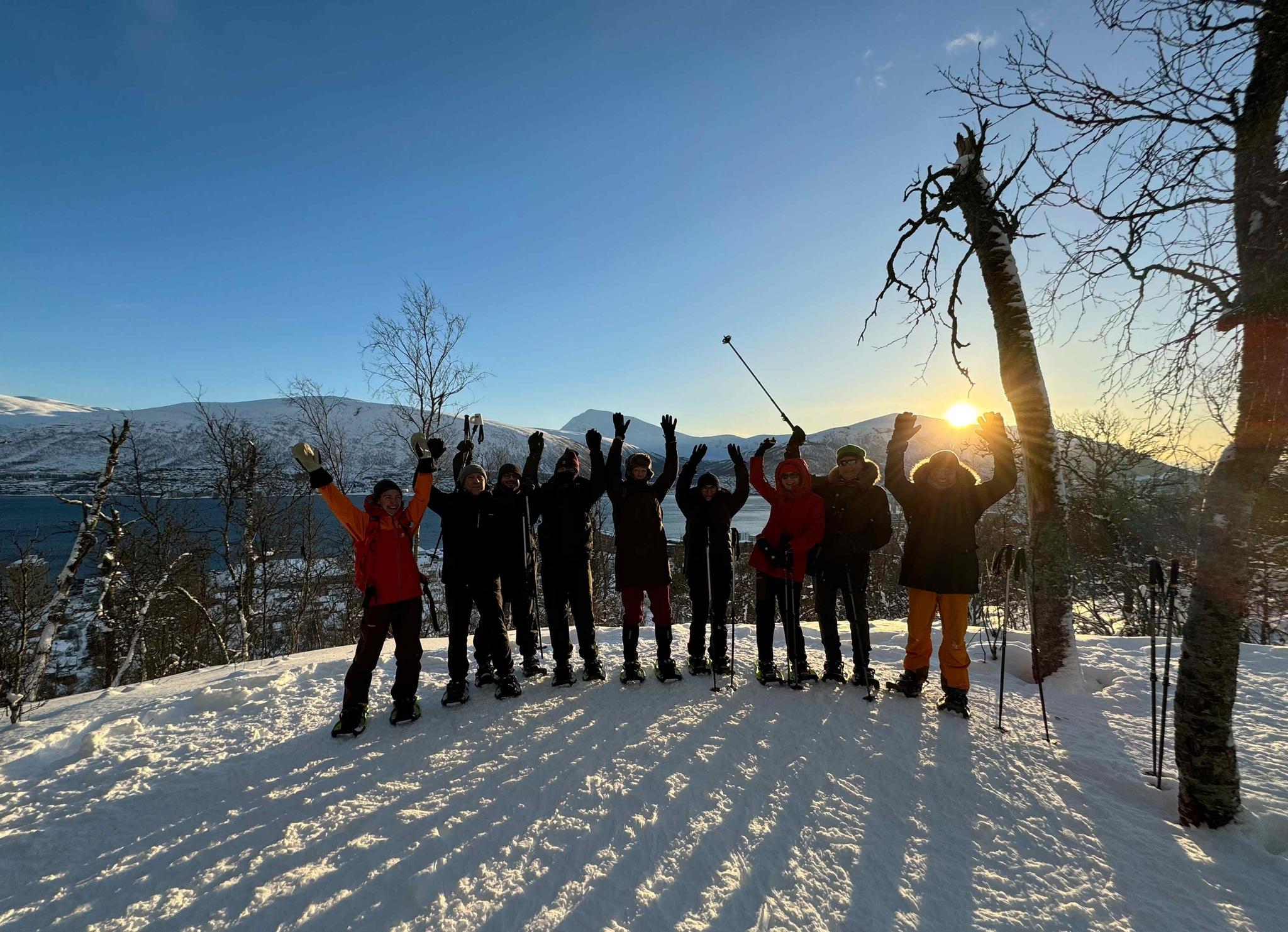 Gruppe glade gjester på truger
