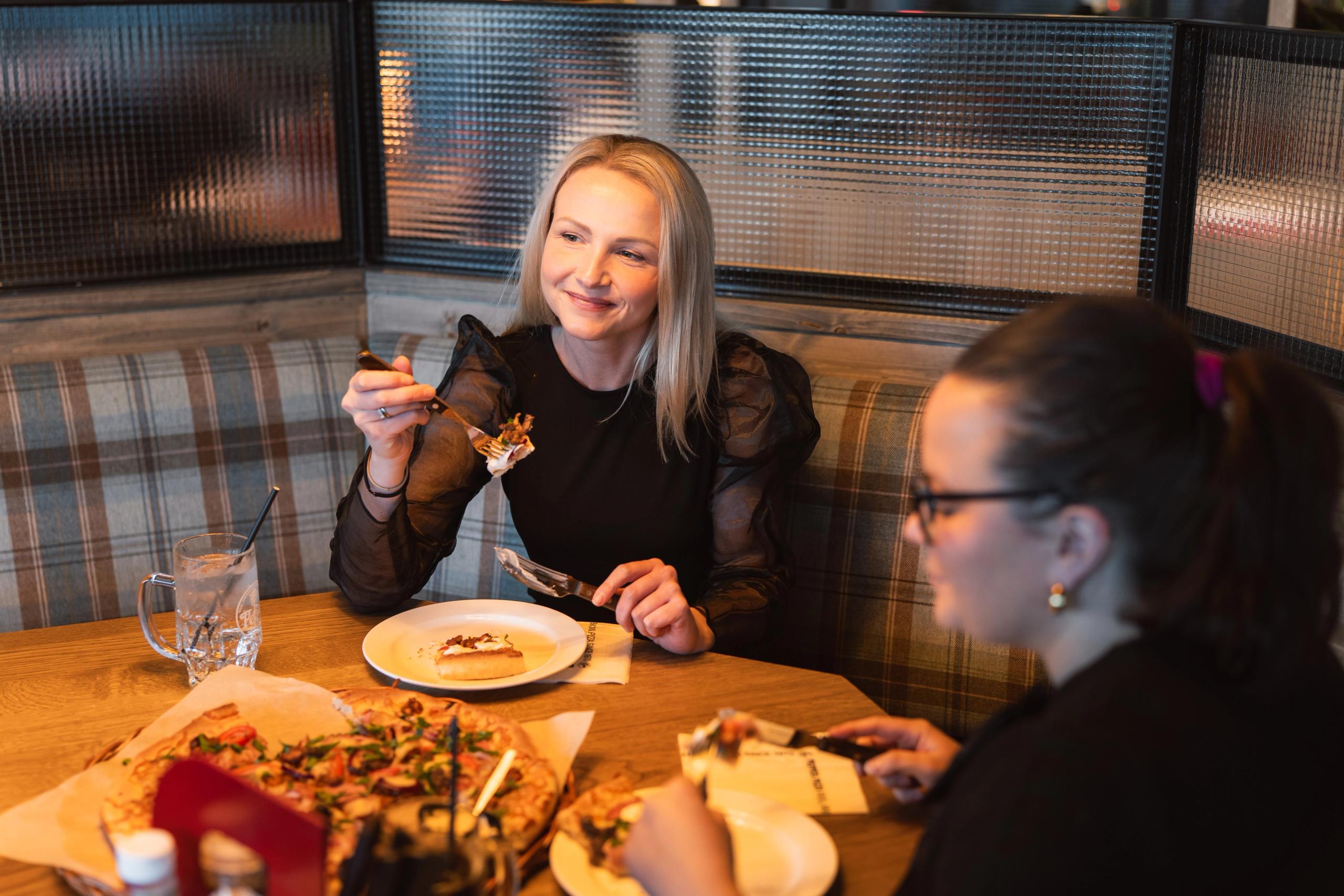 Peppes Pizza på Gjøvik. 2 jenter spiser pizza