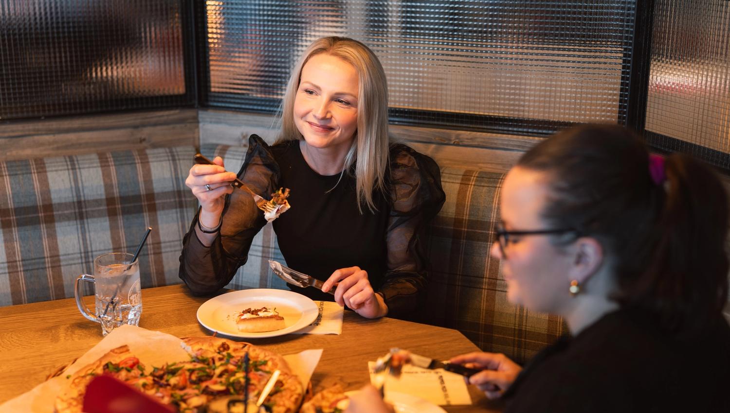 Peppes Pizza på Gjøvik. 2 jenter spiser pizza