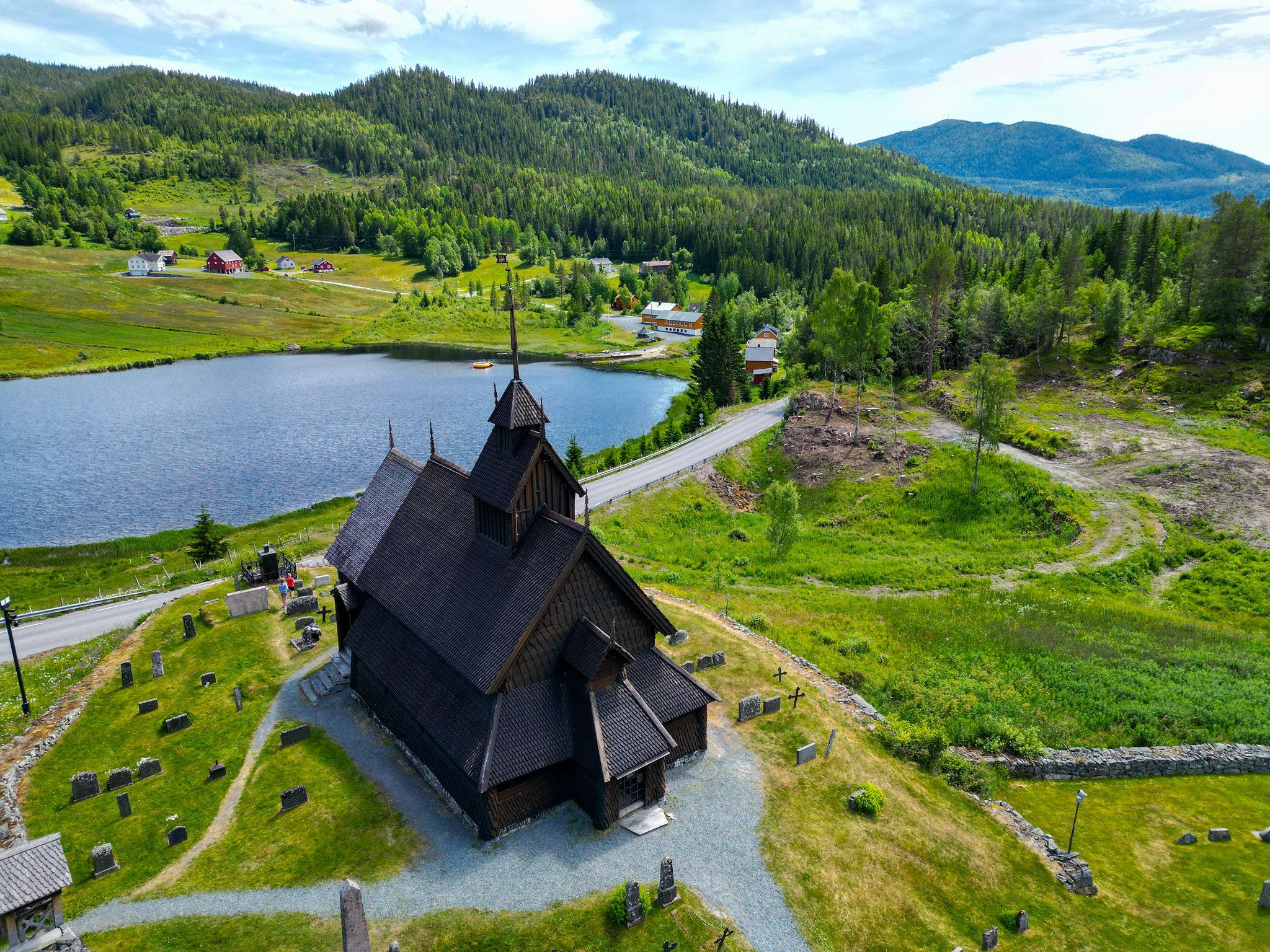 Eidsborg stavkyrkje med Eidsborgtjønna - dronebilete.