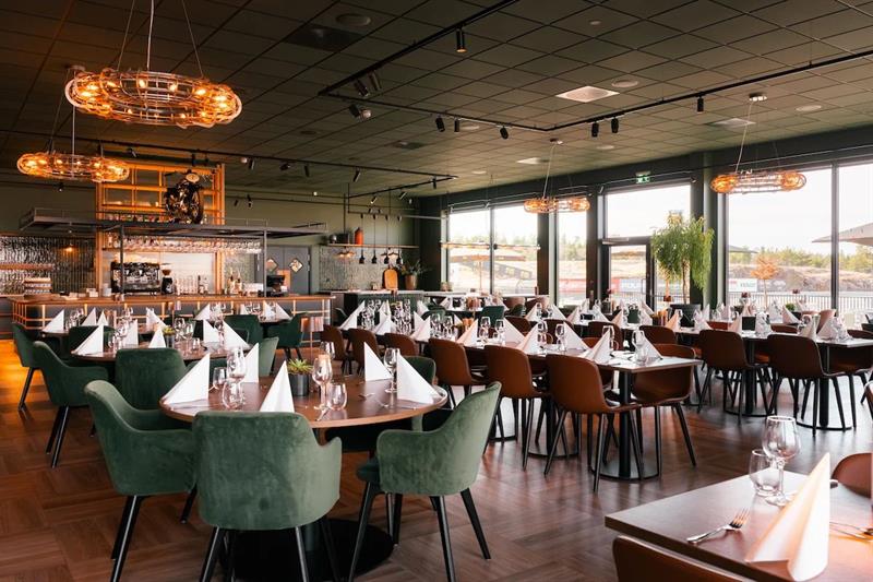 Restaurant, dekket bord og utsikt til motorbane