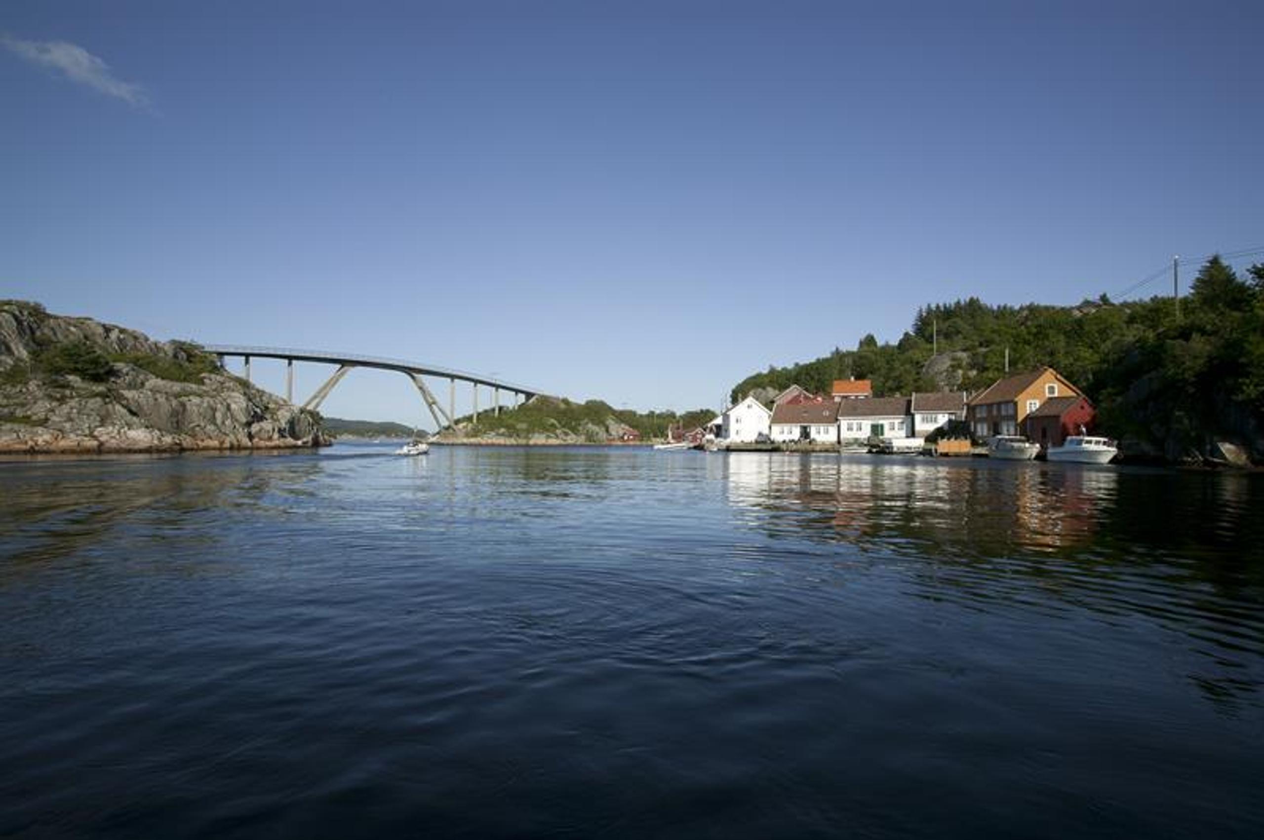 Skjernøysund. På vannet, med en bro foran og flere hus til venstre