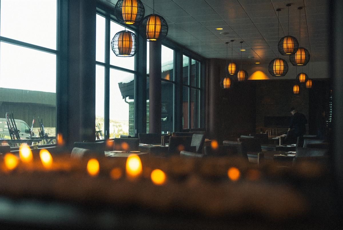 Lun restaurant med utsikt og stemningsbelysning.