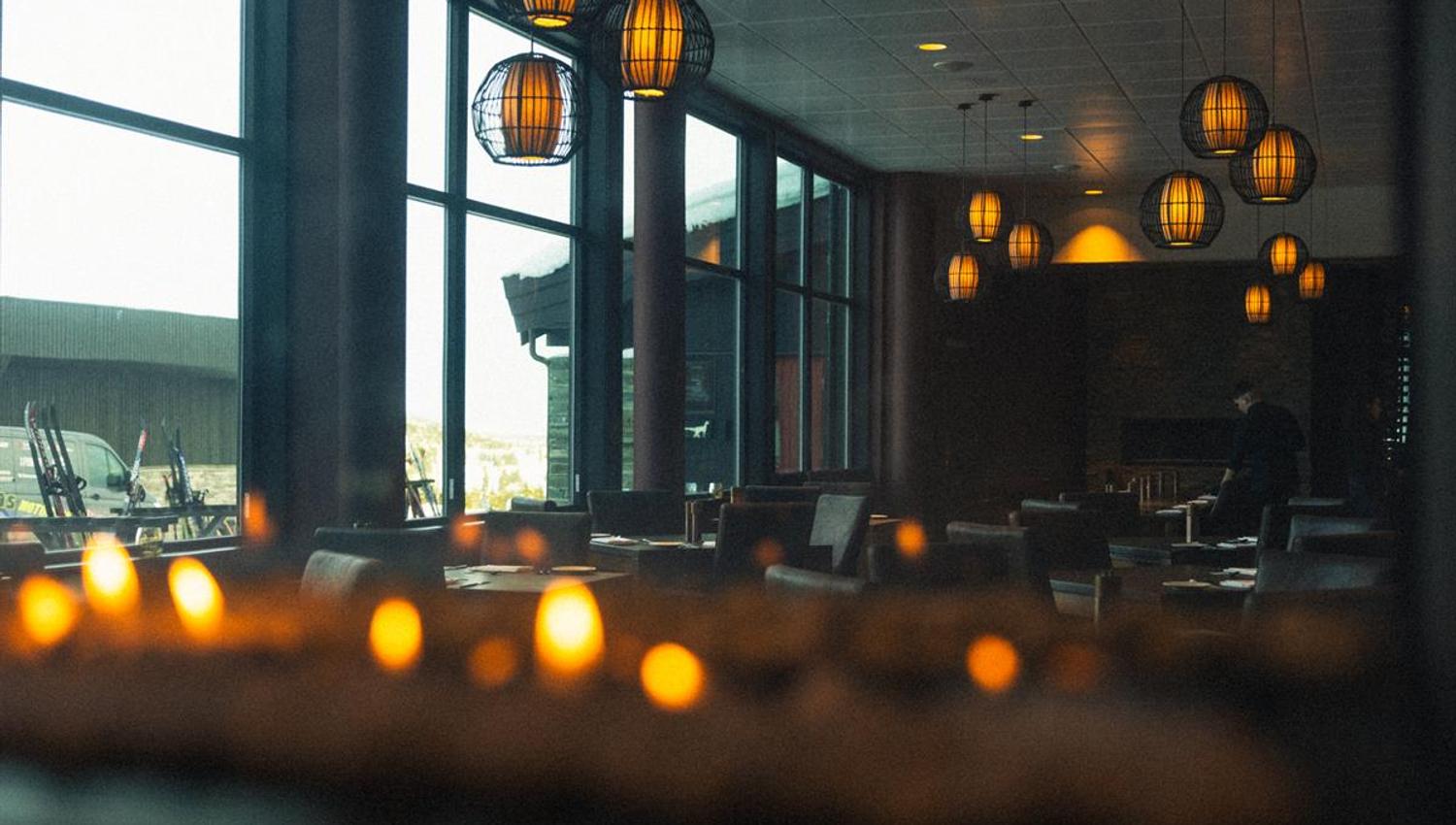 Lun restaurant med utsikt og stemningsbelysning.