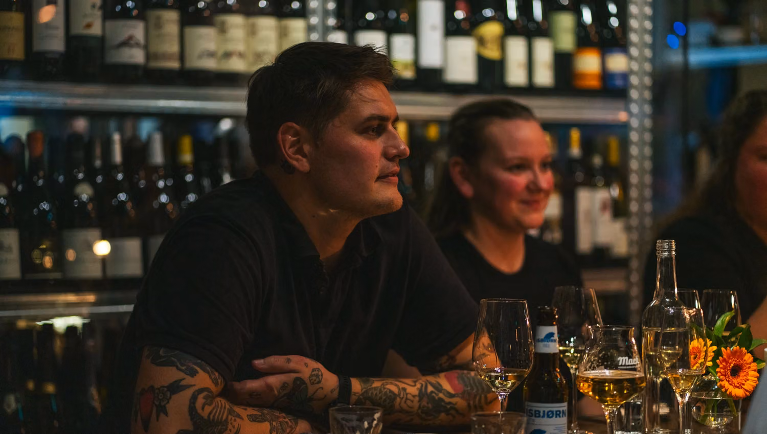 Guests enjoying food and drinks at Mathallen Tromsø.