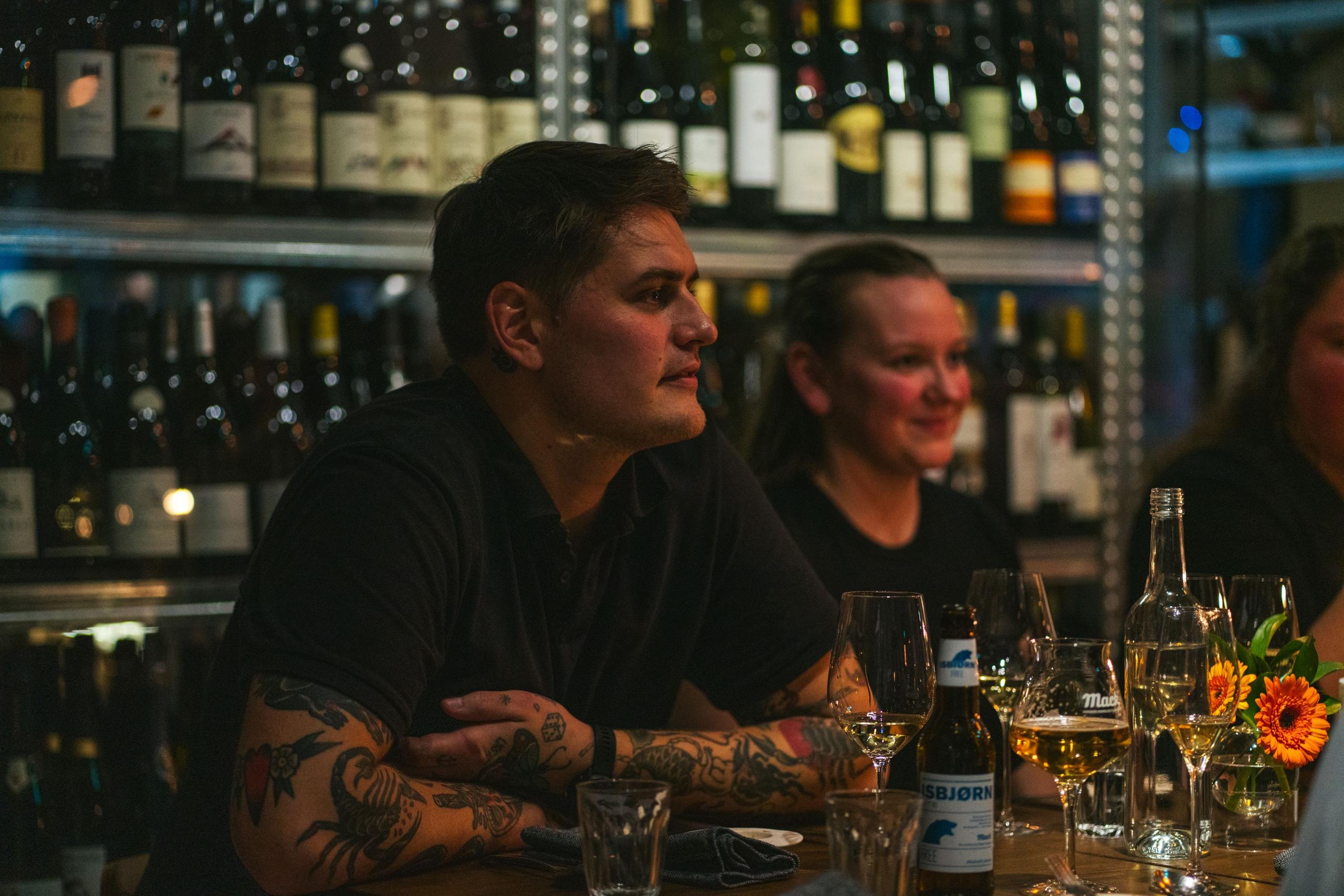 Guests enjoying food and drinks at Mathallen Tromsø.