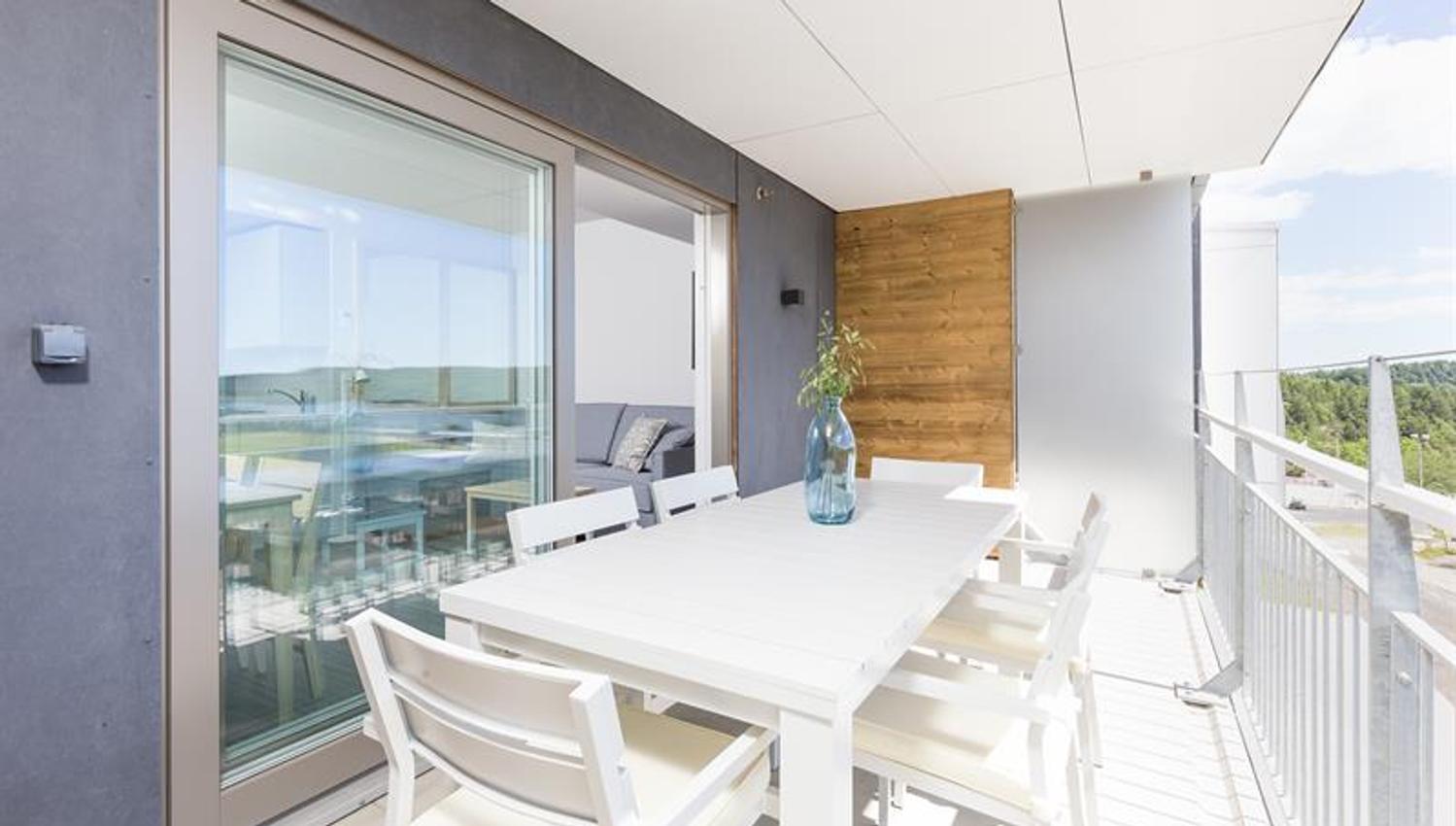Sittegruppe på balkongen til et hotellrom