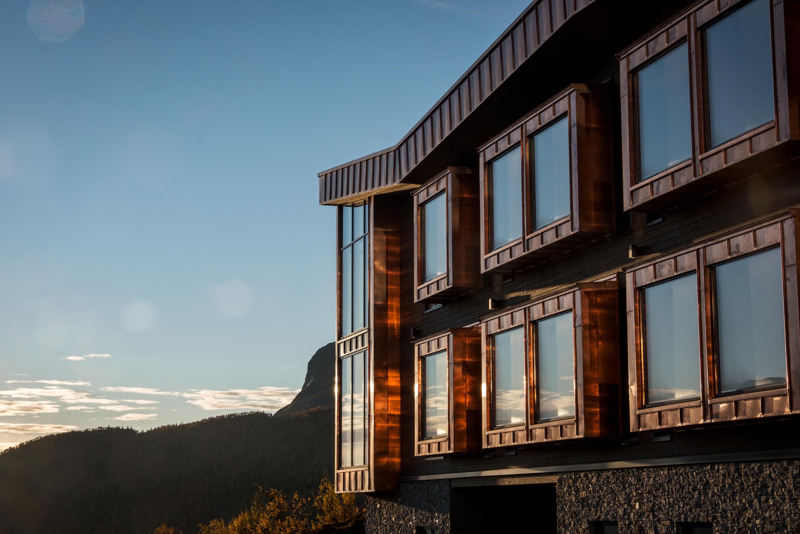 Utenfor skarsnuten hotel (høst), loddrett bilde