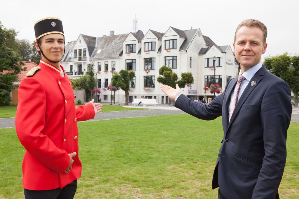 Two employees show the way to the hotel