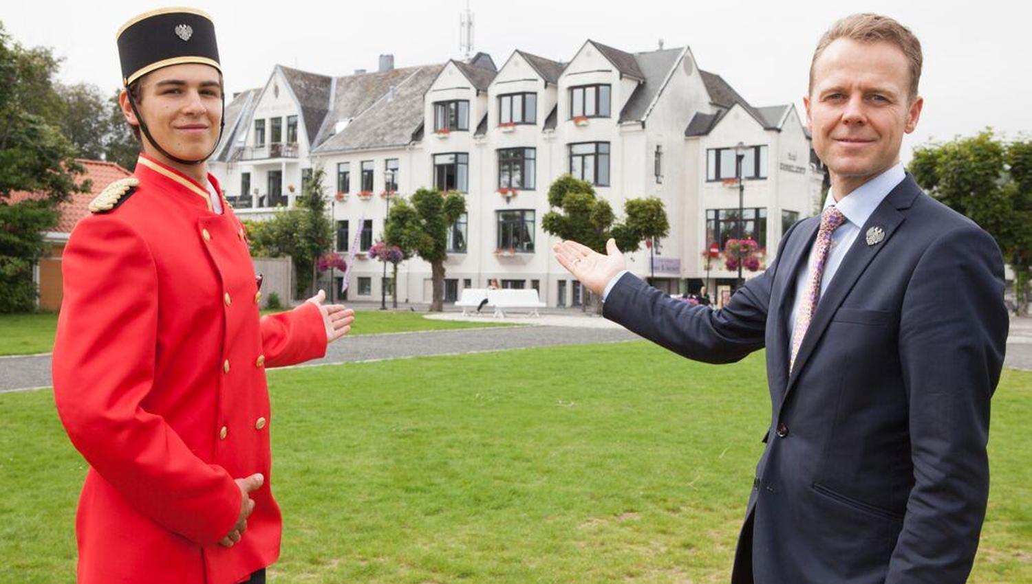 Two employees show the way to the hotel