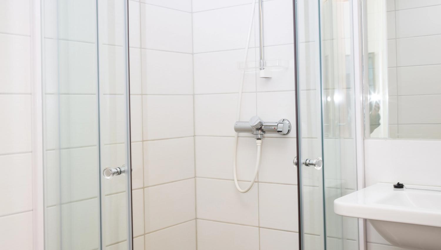 Hotel bathroom 1