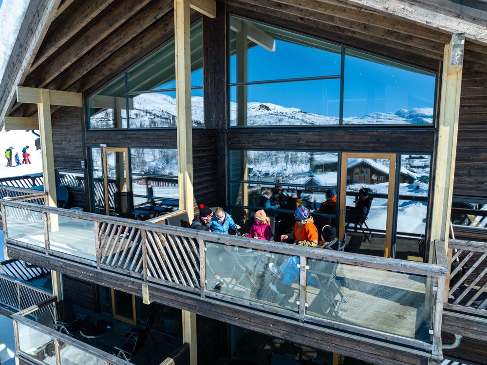 Vinje_vinter_folk-på-café-på-Haukelifjell-skisenter_1000x749