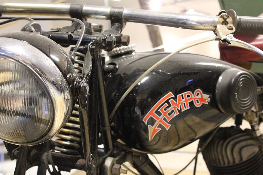 gammel motorsykkel som stilles ut på Z-museum i Nissedal