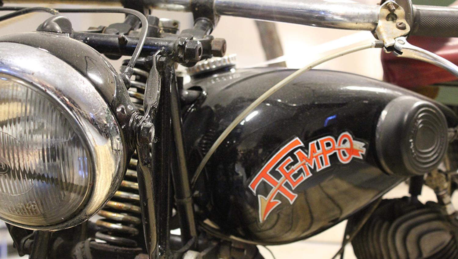 gammel motorsykkel som stilles ut på Z-museum i Nissedal