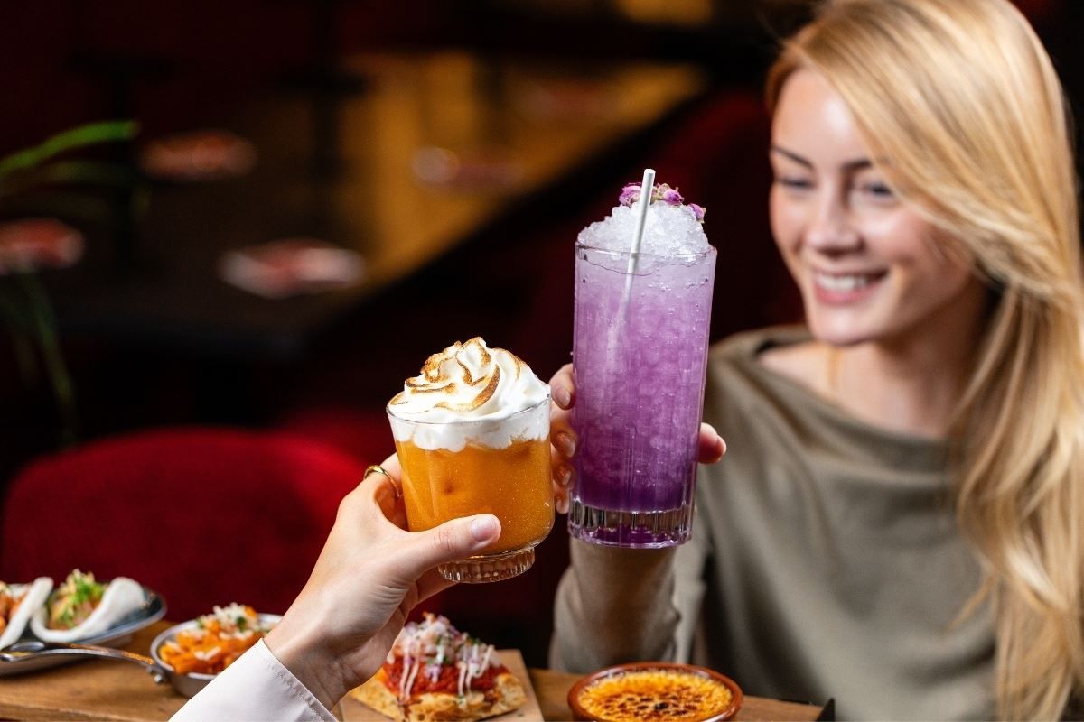 Fargerik servering med småretter og drikke under et restaurantbesøk hos Pincho Nation Tromsø.