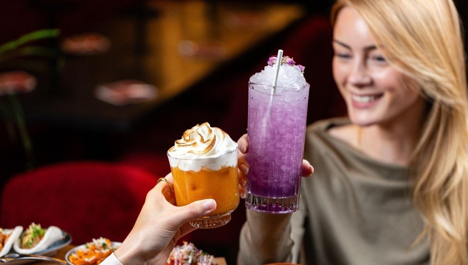 Fargerik servering med småretter og drikke under et restaurantbesøk hos Pincho Nation Tromsø.