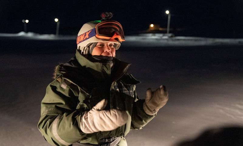 en person i scooterdress og hjelm