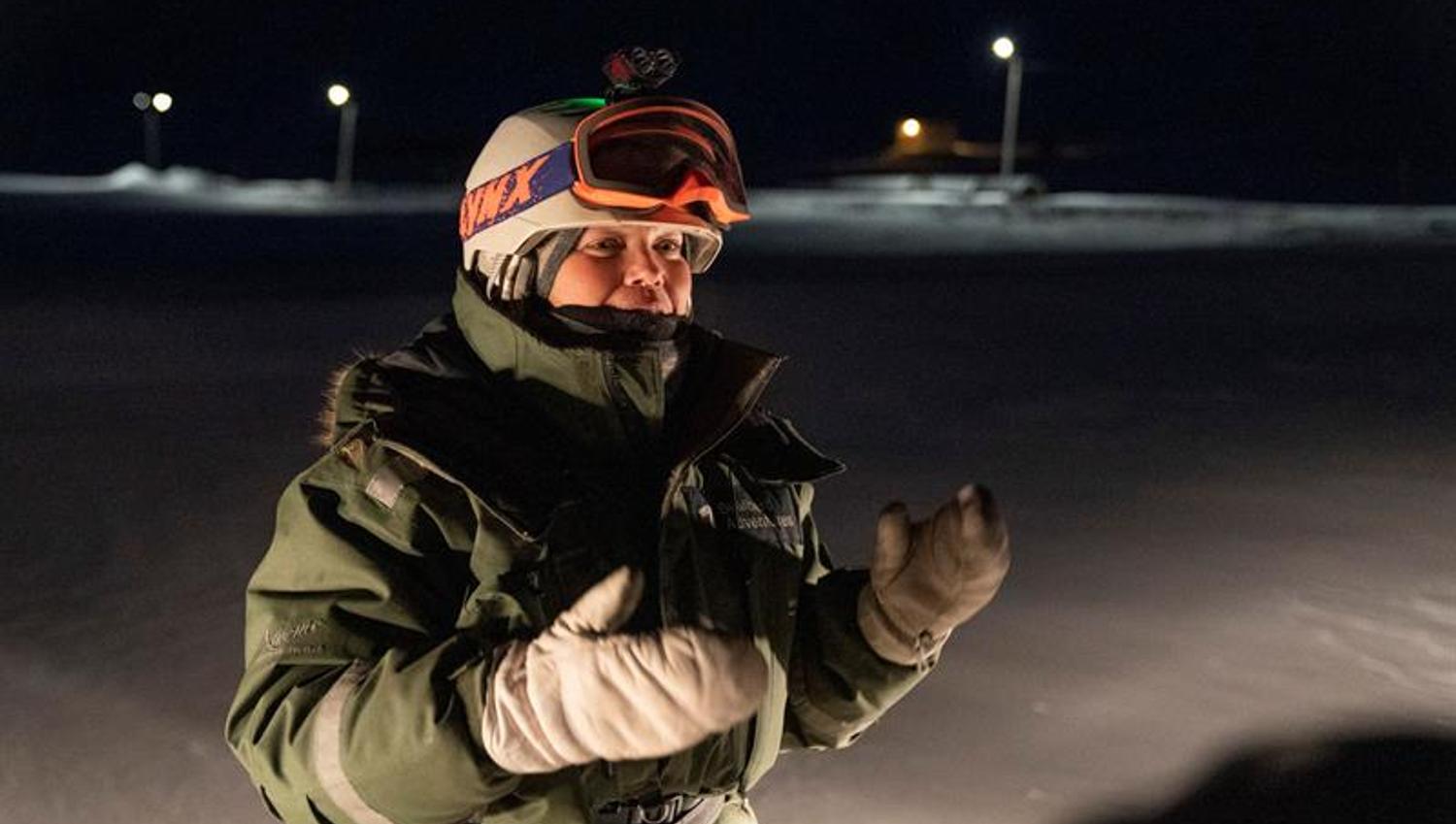 en person i scooterdress og hjelm