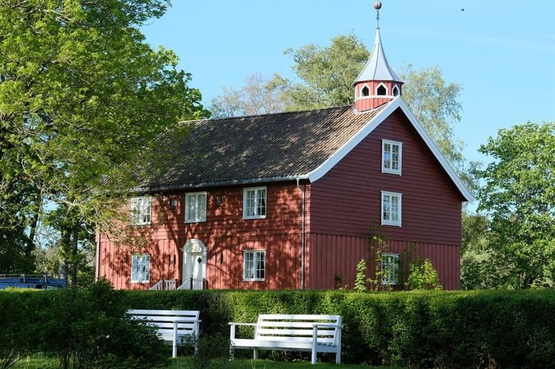 Rød trebygning ved Elingaard