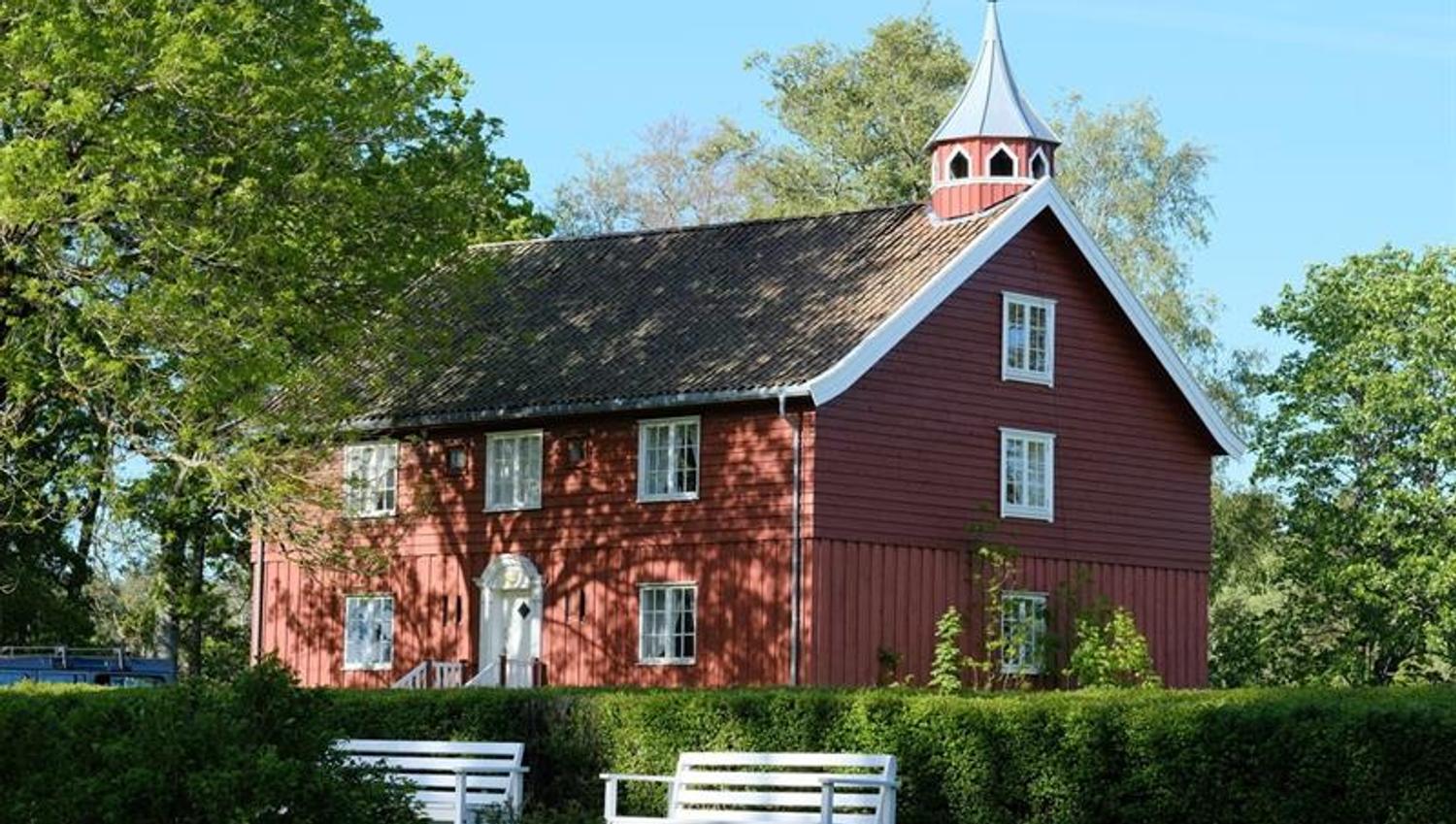 Rød trebygning ved Elingaard