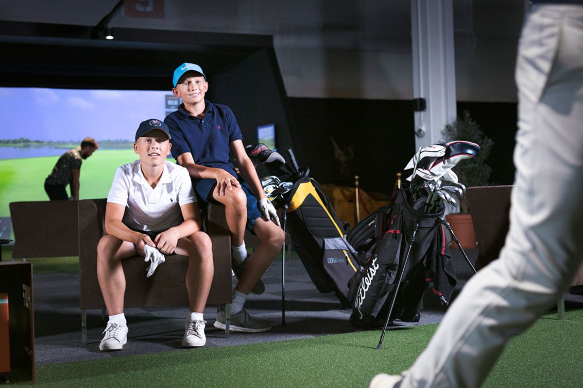 boy watching a game at Bygolf Skien