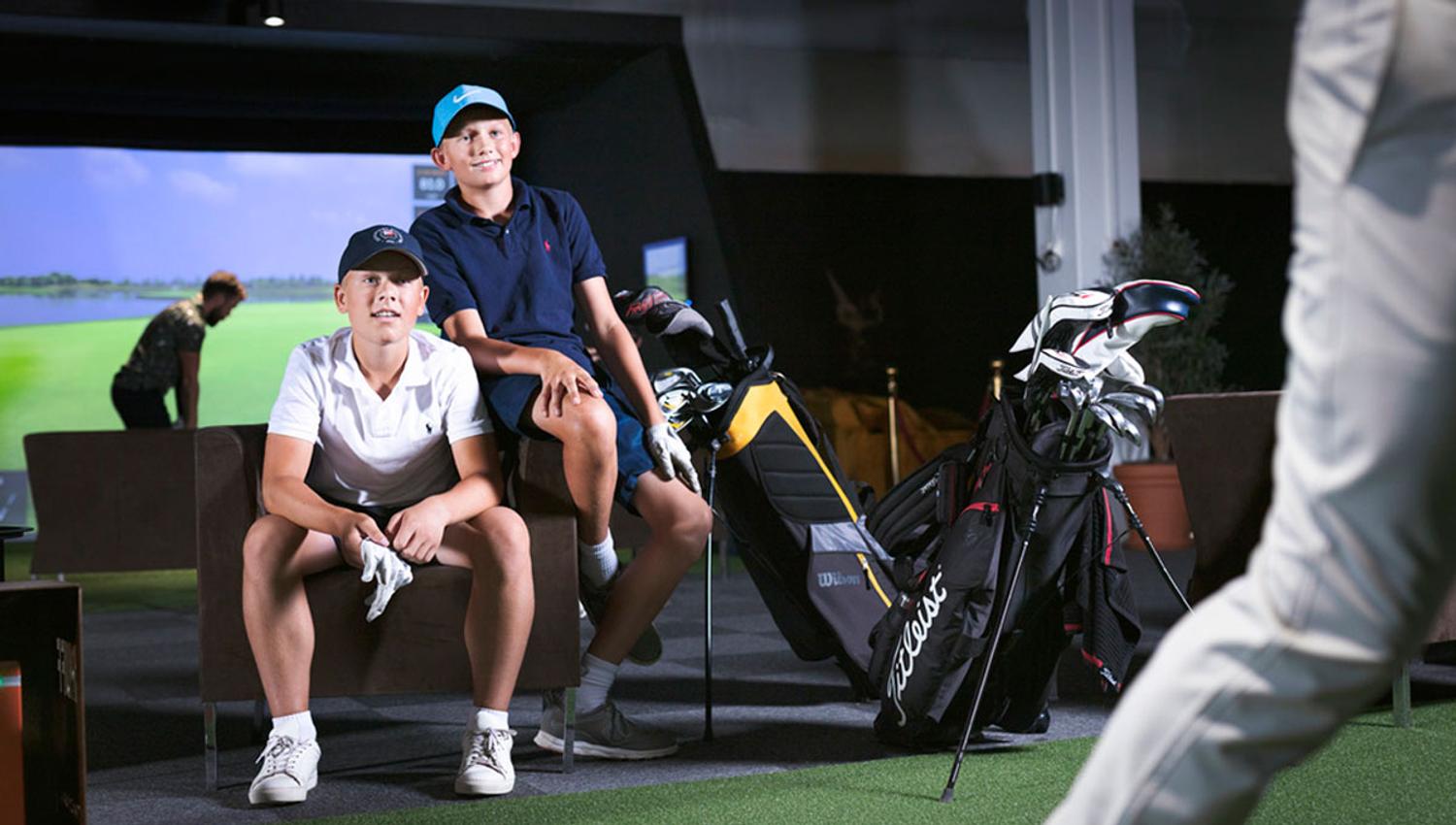 boy watching a game at Bygolf Skien