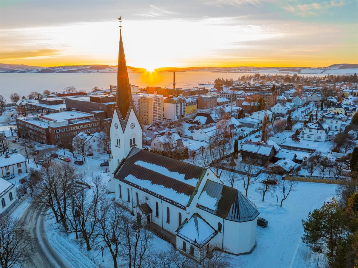 Dronebilde av Hamar domkirke vinter