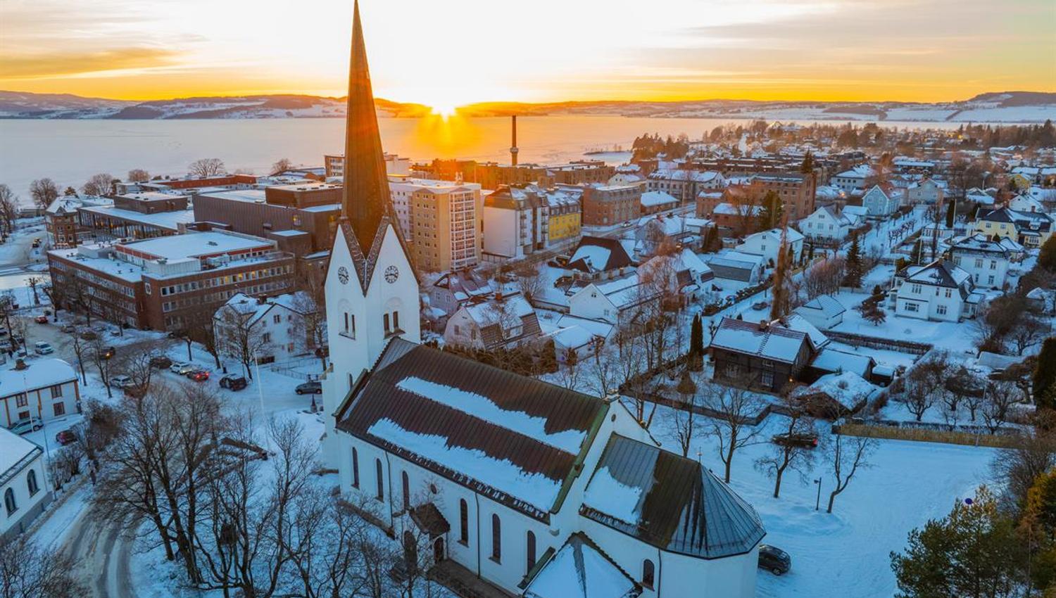 Dronebilde av Hamar domkirke vinter