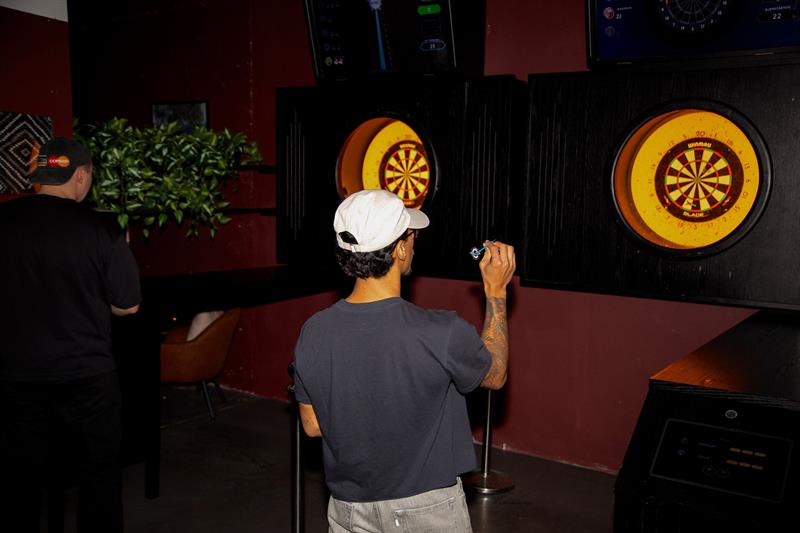 To personer som spiller dart