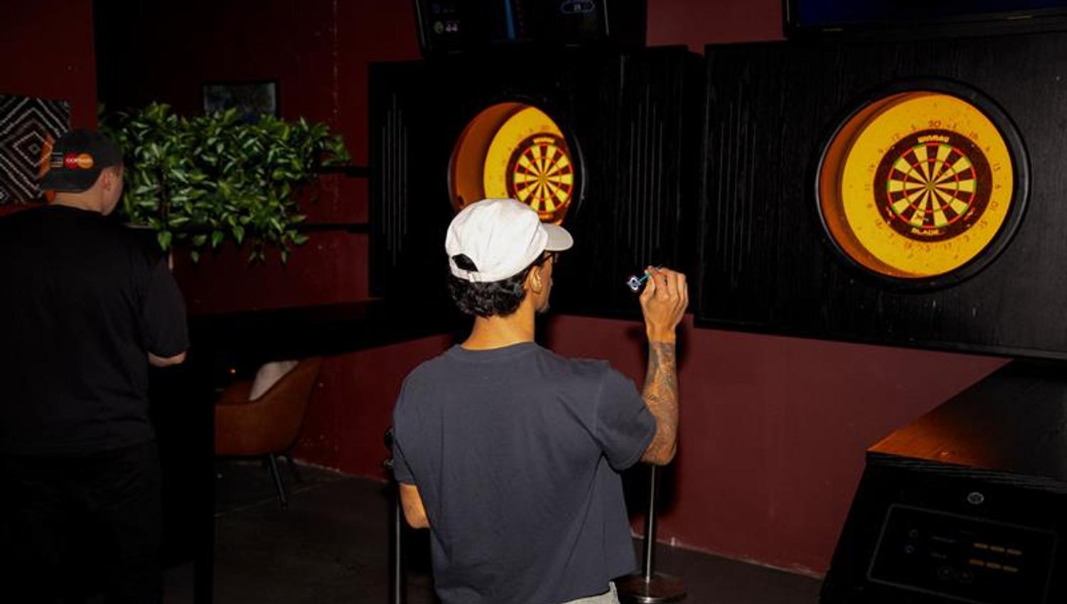 To personer som spiller dart