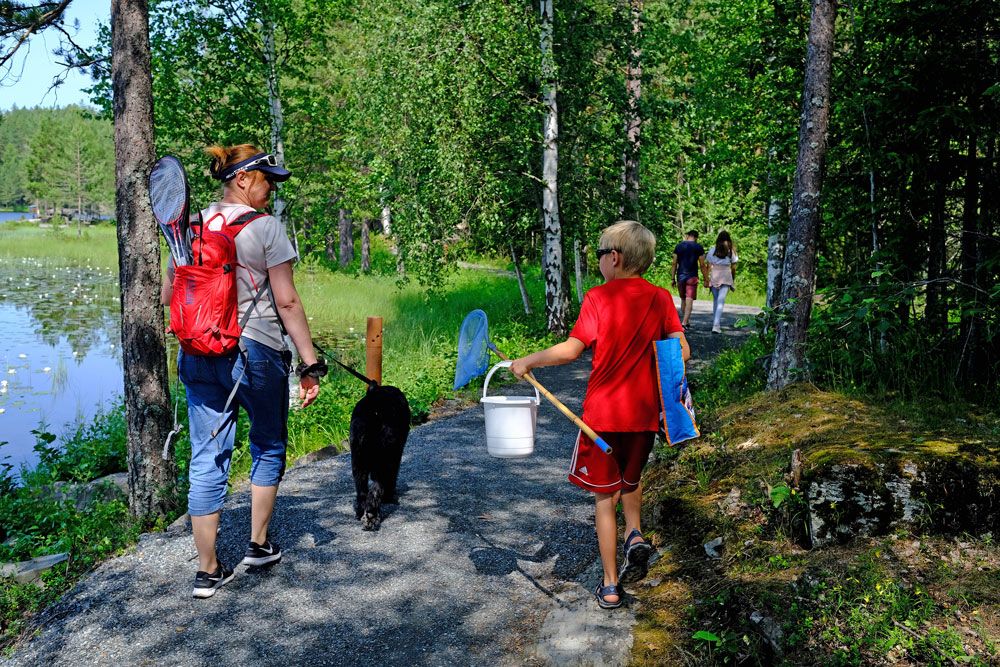 Familie med fiskeutstyr langs veien rundt Tinnemyra, Notodden. Foto