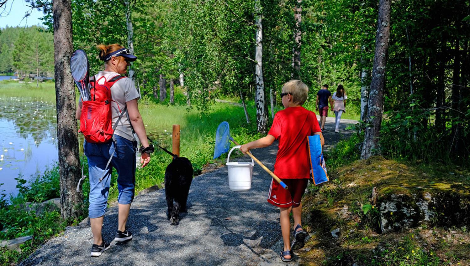 Familie med fiskeutstyr langs veien rundt Tinnemyra, Notodden. Foto
