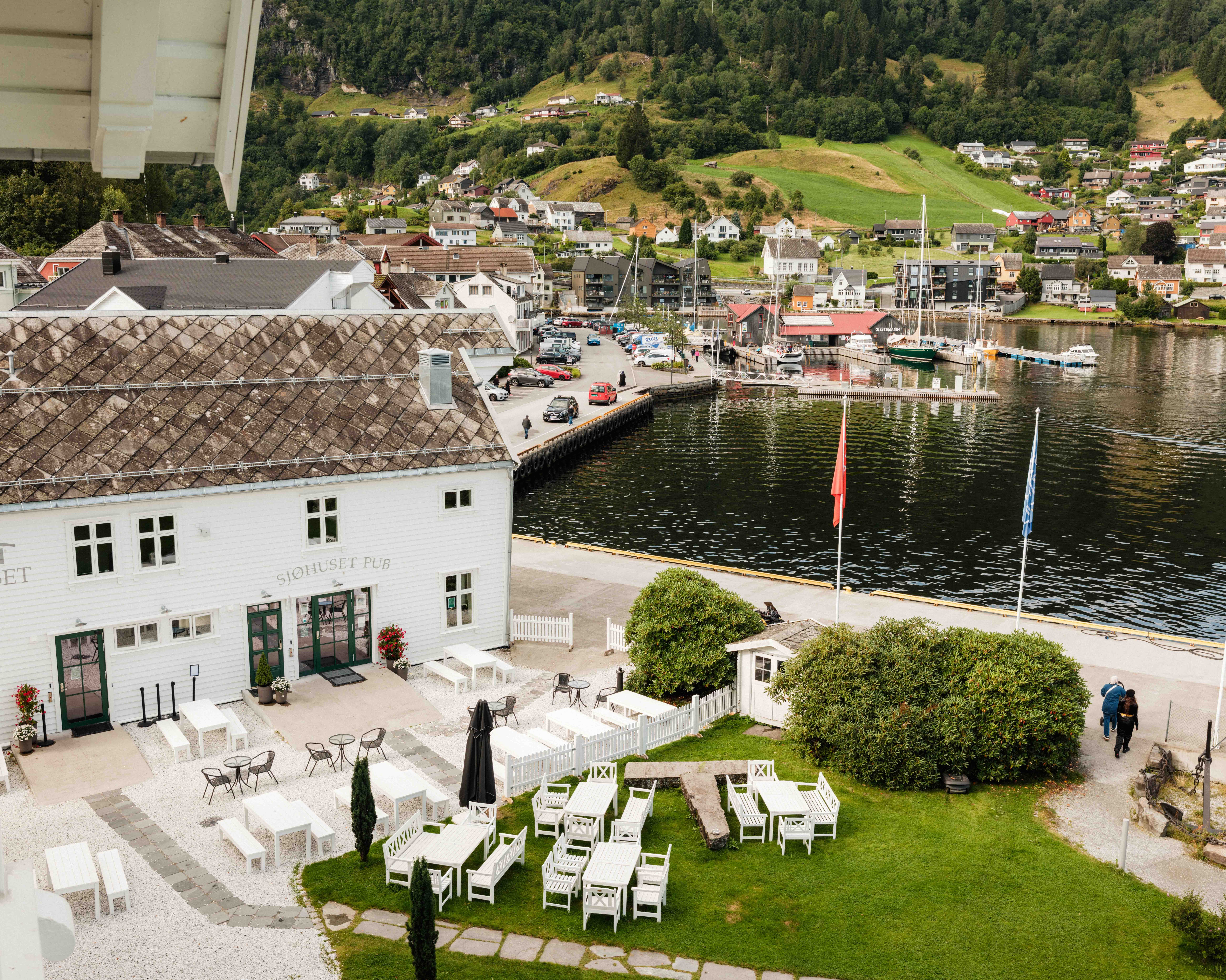 Sjøhuset Restaurant & Pub in Norheimsund – a charming waterfront eatery with outdoor seating and views of the marina and fjord landscape in Hardanger.