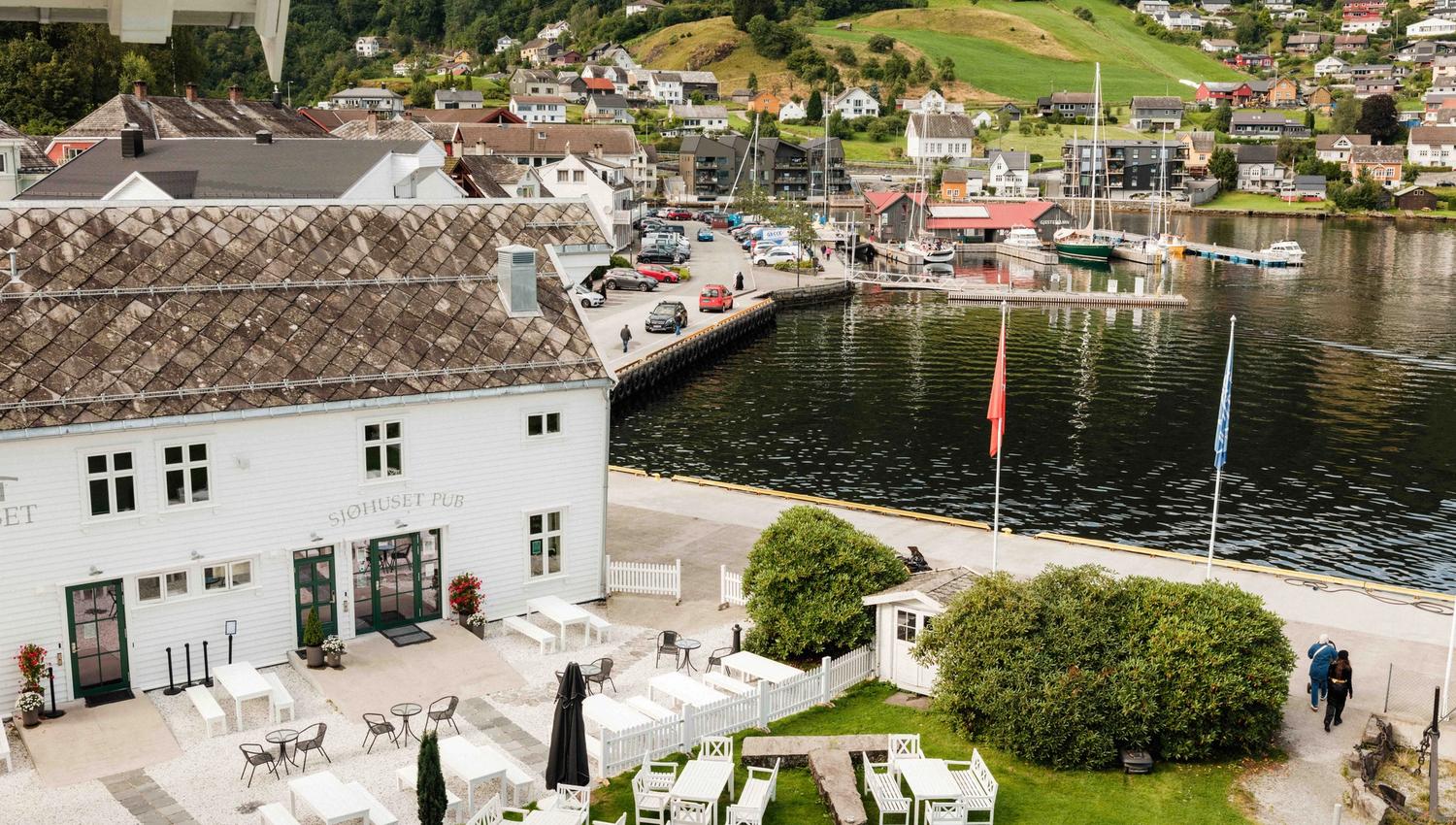 Sjøhuset Restaurant & Pub in Norheimsund – a charming waterfront eatery with outdoor seating and views of the marina and fjord landscape in Hardanger.