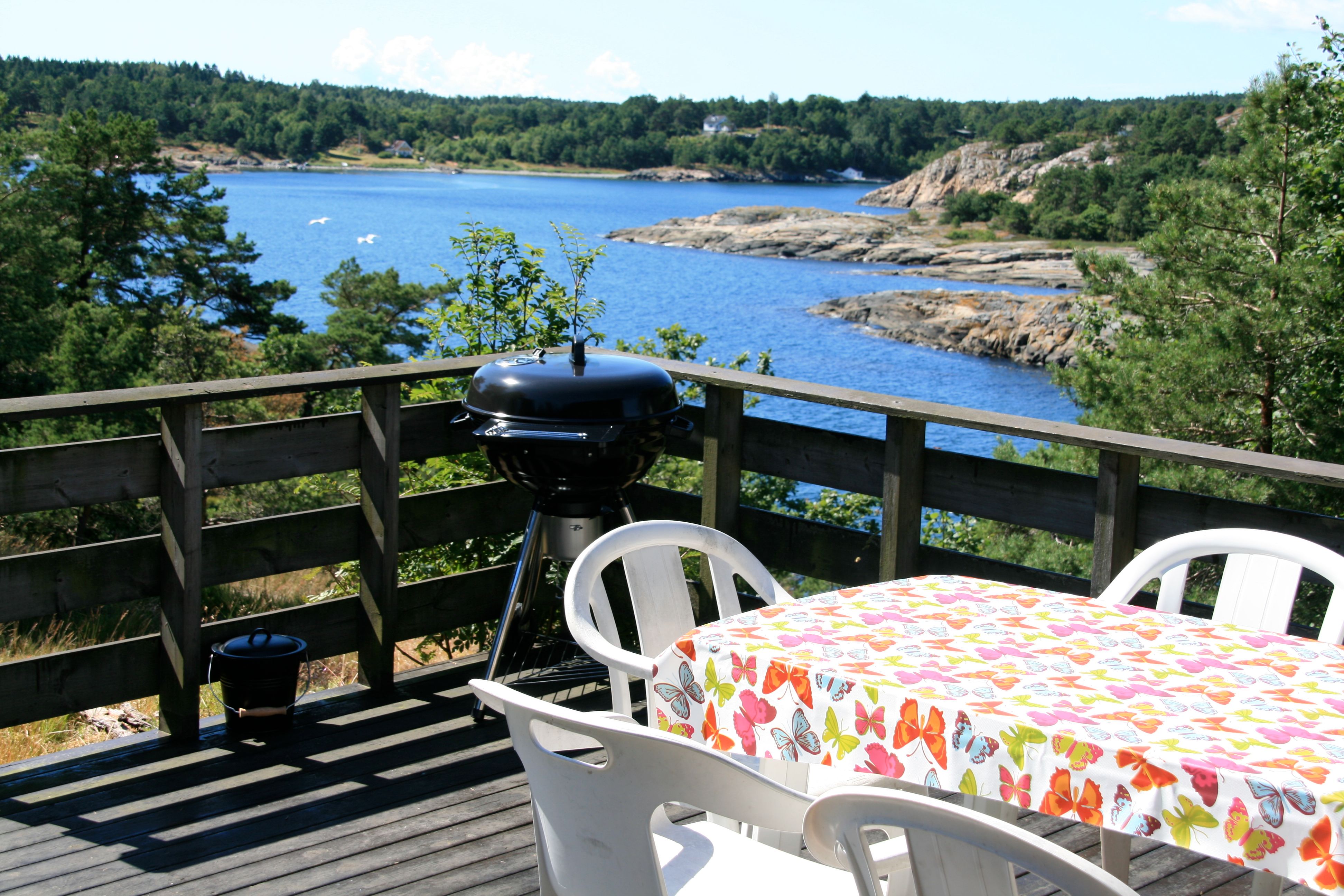Terrasse med utsikt fra utleiehytte på Sandaa på Tromø