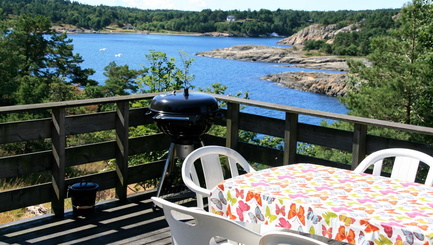 Terrasse med utsikt fra utleiehytte på Sandaa på Tromø