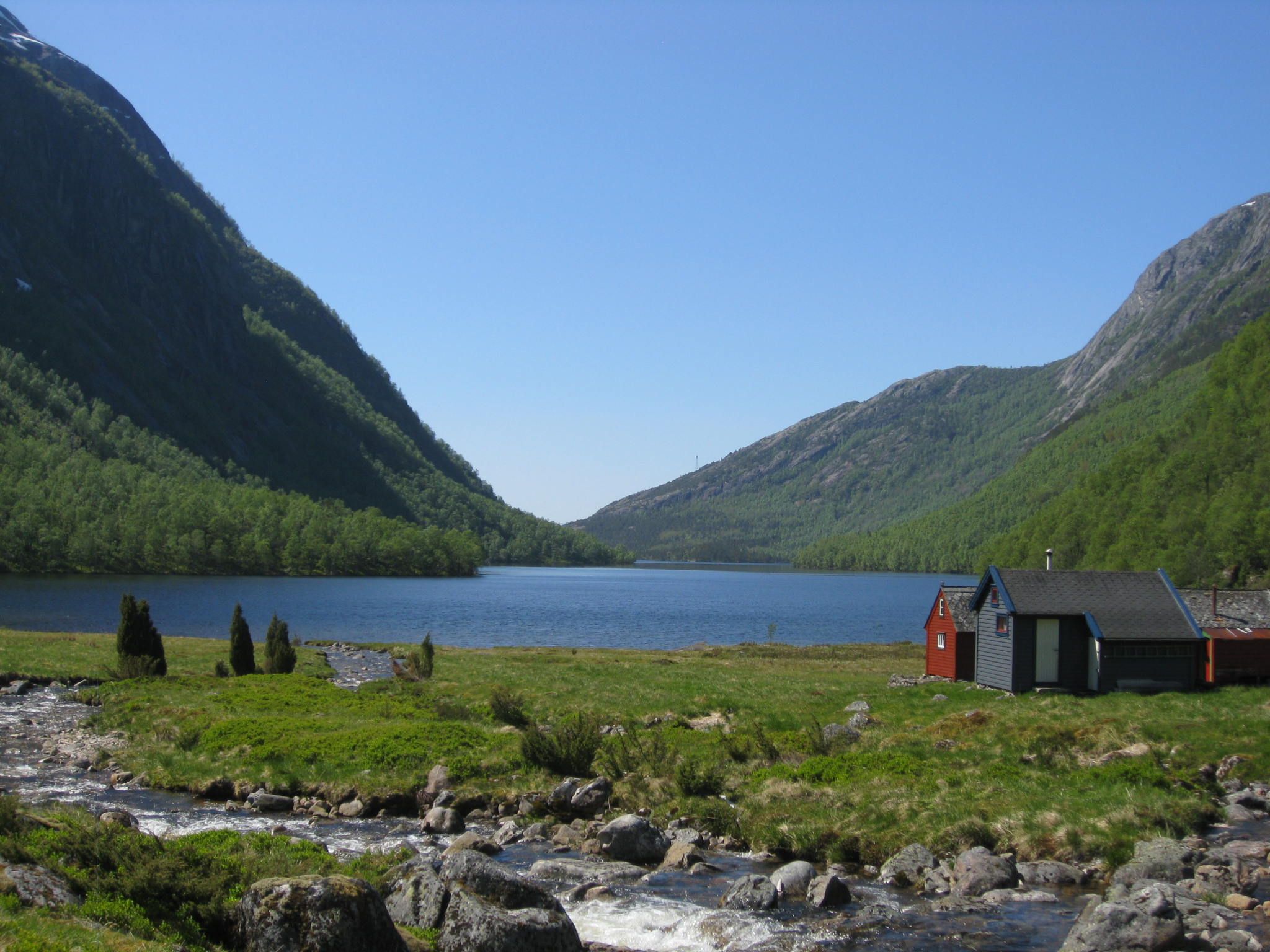 View from Torsnesstølen towards Lake Torsnesvatnet – serene nature and peaceful scenery in Hardanger.