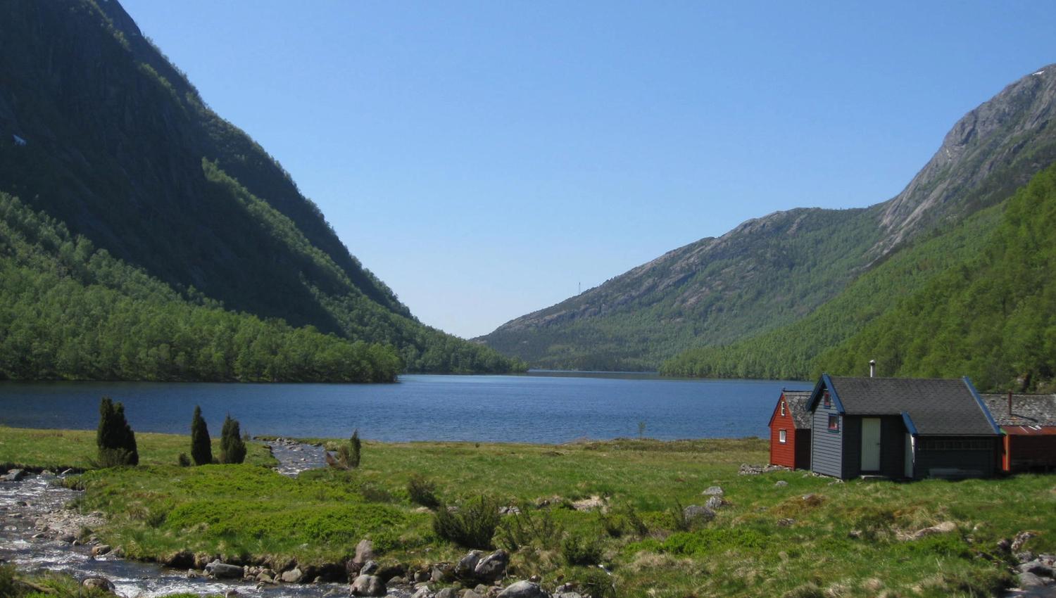 View from Torsnesstølen towards Lake Torsnesvatnet – serene nature and peaceful scenery in Hardanger.
