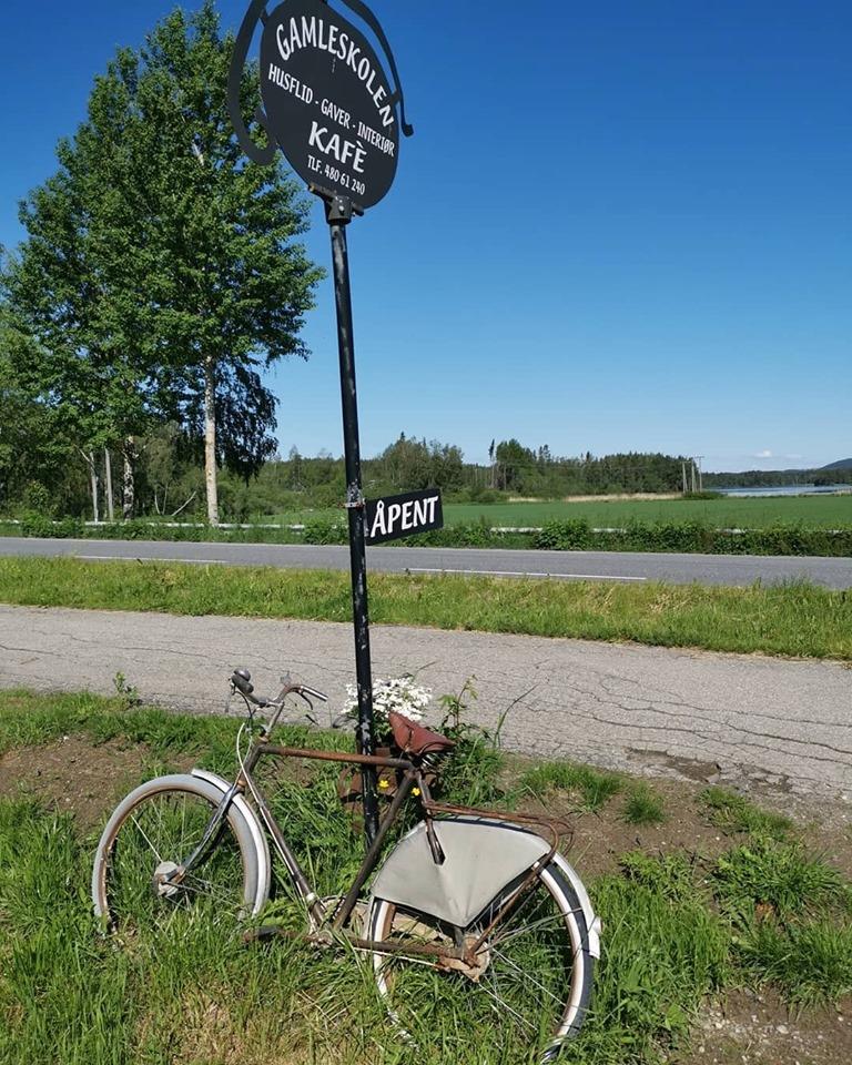 skilt, gamleskolen, med gammel sykkel