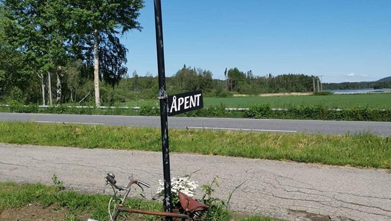 skilt, gamleskolen, med gammel sykkel