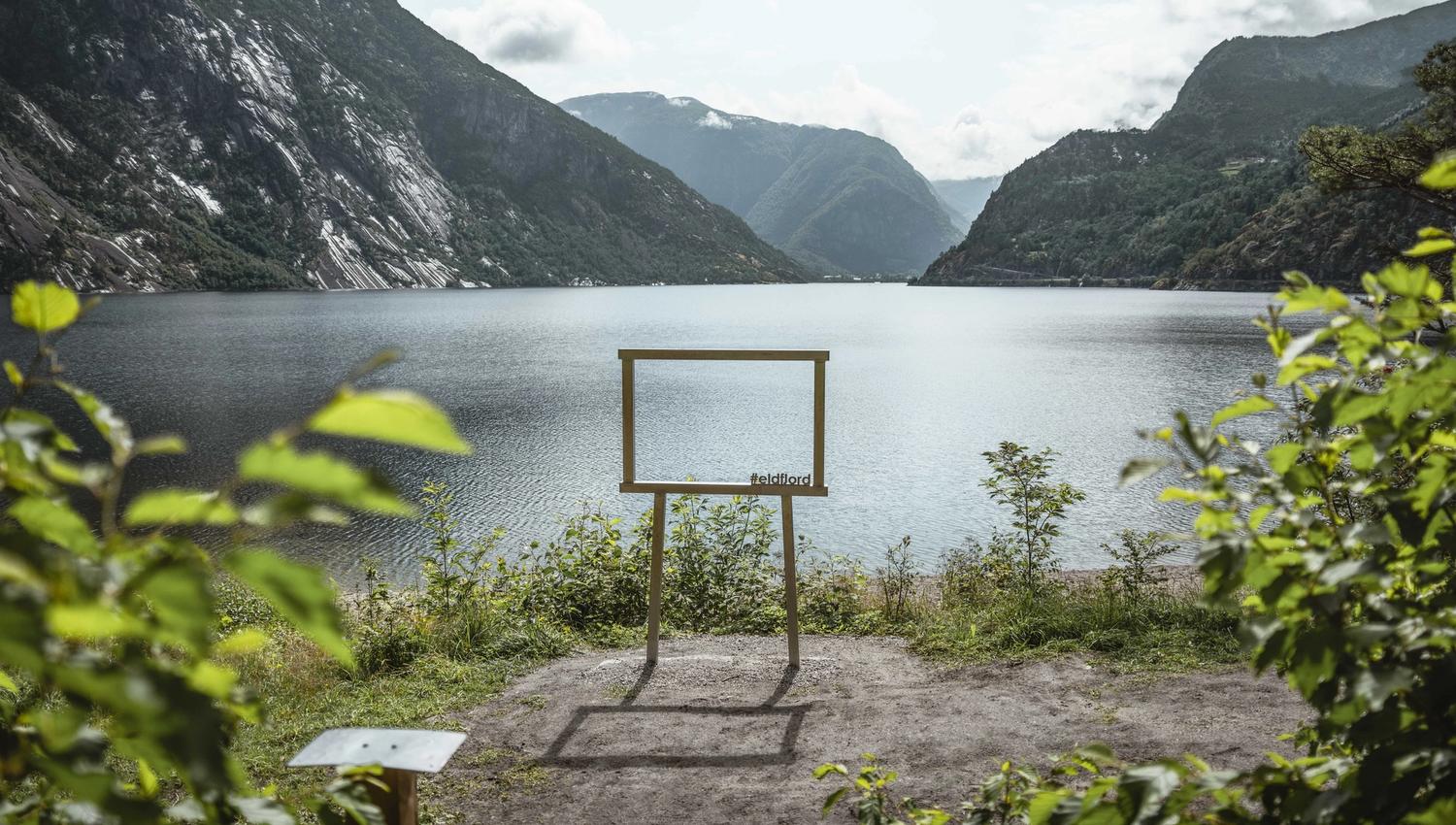 An "Eidfjord frame" by the Eidfjord lake.